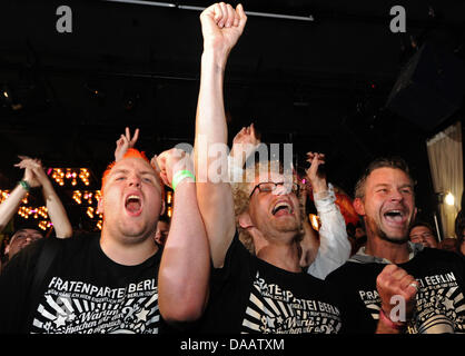 Anhänger der Piratenpartei jubeln bei der Wahl Partei nach die Ergebnissen der Wahlen zum Landtag in Berlin Beamte, Berlin, Deutschland, 18. September 2011 sind. Zum ersten Mal wurde die Partei in ein Parlament eines deutschen Staates gewählt. Foto: Emily Wabitsch Stockfoto