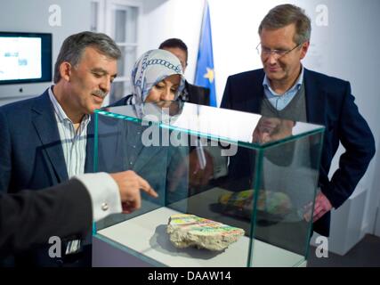 Axel Springer zeigt Matthias Doepfer (L-nicht im Bild) German President Christian Wulff (R), der türkische Präsident Abdullah Gül (2 L) und seine Frau Hayrünnisa ein Teil der ehemaligen Grenze Installation bei Villa Schöningen in Potsdam, Deutschland, 18. September 2011. Präsident Gül ist bei einem dreitägigen Besuch in Deutschland. Foto: GUIDO BERGMANN Stockfoto