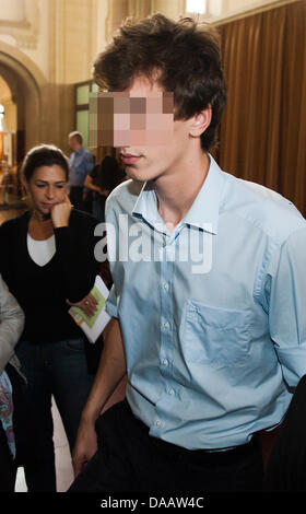 Der Angeklagte Torben P., verschlimmerte Batterie und versuchten Totschlag vorgeworfen kommt an das Landgericht in Berlin, Deutschland, 19. September 2011. Fünf Monate nach dem Sieg gegen ein unschuldiges Opfer am unterirdischen Bahnhof Friedrichstraße in Berlin, ist 18-j hrige Torben P. zu zwei Jahren und zehn Monaten Gefängnis verurteilt. Foto: CLEMENS BILAN Stockfoto