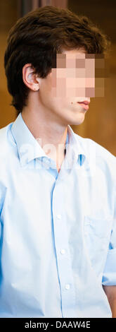 Der Angeklagte Torben P., verschlimmerte Batterie und versuchten Totschlag vorgeworfen steht in der Staatsgerichtshof in Berlin, Deutschland, 19. September 2011. Fünf Monate nach dem Sieg gegen ein unschuldiges Opfer am unterirdischen Bahnhof Friedrichstraße in Berlin, ist 18-j hrige Torben P. zu zwei Jahren und zehn Monaten Gefängnis verurteilt. Foto: CLEMENS BILAN Stockfoto