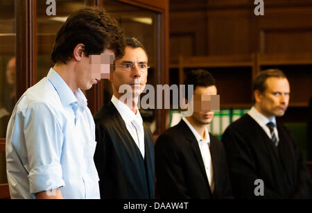 Die Beklagte Torben P. (L-R), beschuldigt der schweren Batterie und versuchten Totschlag, sein Anwalt Boris Hube, Mitangeklagten Nico A. und seinem Anwalt Thorsten Bieber innerhalb der Staatsgerichtshof in Berlin, Deutschland, 19. September 2011 stehen. Fünf Monate nach dem Sieg gegen ein unschuldiges Opfer am unterirdischen Bahnhof Friedrichstraße in Berlin, ist 18-j hrige Torben P. zu zwei Jahren verurteilt. Stockfoto