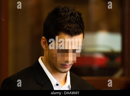 Die Mitangeklagten Nico A. steht in der Staatsgerichtshof in Berlin, Deutschland, 19. September 2011. Fünf Monate nach dem Sieg gegen ein unschuldiges Opfer am unterirdischen Bahnhof Friedrichstraße in Berlin, ist 18-j hrige Torben P. zu zwei Jahren und zehn Monaten Gefängnis verurteilt. Foto: CLEMENS BILAN Stockfoto