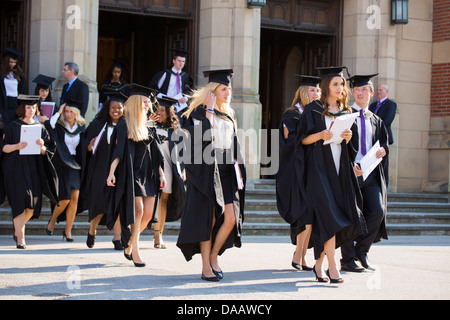 Absolventinnen und Absolventen verlassen die große Halle an der University of Birmingham, UK, nach der Abschlussfeier Stockfoto