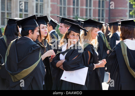 Absolventen der University of Birmingham, UK, mischen sich nach der Abschlussfeier. Stockfoto