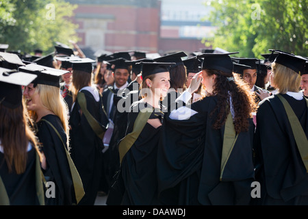 Absolventen der University of Birmingham, UK, mischen sich nach der Abschlussfeier. Stockfoto