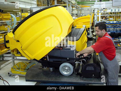 Datei - ein Archiv Bild vom 4. April 2005 einen Mitarbeiter Montage eine Reinigungsmaschine in der Fabrik des Unternehmens zeigt für die Reinigung von Anlagen und Ausrüstung Waschtechnik in Winnenden, Deutschland. Kaercher verklagt US-Konkurrenten Tennant wegen wettbewerbswidrigen Werbung. Das Landgericht Stuttgart bestätigt die Einreichung der Beschwerde gegen wettbewerbswidrige Werbung auf 19 Sep Stockfoto