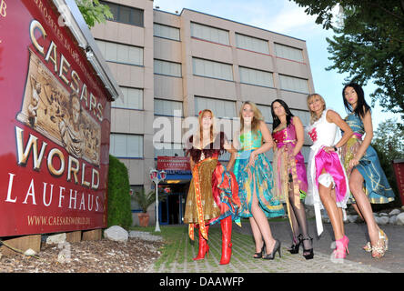 Cyndi (L-R), Vivian, Sinna, Kylie und Katharina posieren in Dirndl Kostüme vor ihren Arbeitsplatz, das Bordell "Caesars World" in München, Deutschland, 11. September 2011. Das Bordell mit 33 Zimmern bereitet für das Oktoberfest 2011. Foto: Felix Hoerhager Stockfoto