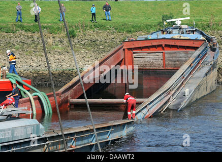 Bergung Experten bereiten die Erholung des Frachters "Janine" mit mehreren Spezialschiffen und dem Schwimmkran "Triton" in der Nähe von Neuenhuntorf, Deutschland, 20. September 2011. Das Schiff "Janine" lief aus dem Ruder am 14. September 2011 und wurde dabei schwer beschädigt. Die Wiederherstellung des Schiffes wird nicht vor dem 21. September 2011 abgeschlossen werden. Foto: Ingo Wagner Stockfoto