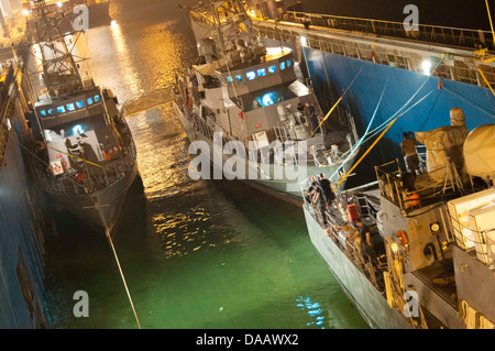 Patrouillieren Küsten Schiff (von links) USS Squall (PC-7), USS Thunderbolt (PC 12) und USS Tempest (PC 2) bereiten Sie den motor Transportschiff M/V Eide Transporter zu schweben. Die PCs Ankunft steigt die Zahl auf acht PCs hier maritime Securit unterstützen Stockfoto