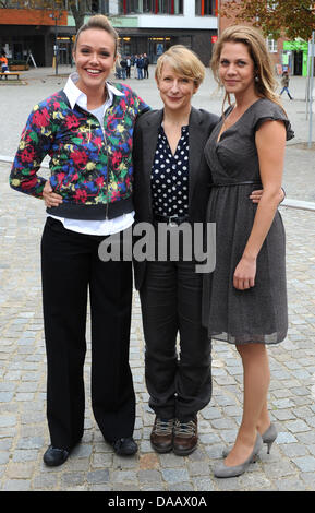 Actresses Dagmar Manzel (C), Alwara Hoefels (L) und Felicitas Woll posieren für die Kamera bei einem Fototermin des Films "Murder by Numbers" von der TV-Sender ZDF in Hamburg, Deutschland, 20. September 2011. Foto: Daniel Bockwoldt Stockfoto