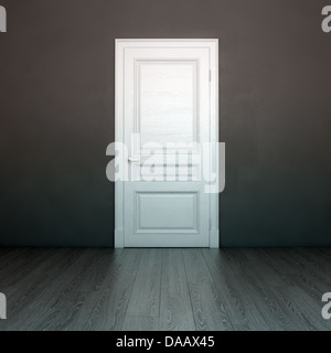 Dunkel grau Interieur mit weiße Tür Stockfoto