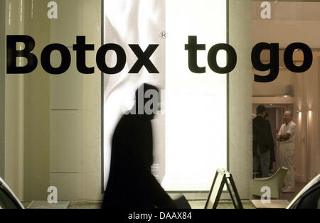 Datei - eine Archiv Bild vom 16. Januar 2007 zeigt das Beauty-Center, "Form und Schönheit" Kampagne für Botox-Behandlungen mit dem Slogan "Botox zu gehen" in Berlin, Deutschland. Die Anzahl der Männer, die unter Messer erhöht, gekrönt von Behandlungen mit Botox und Filler gehen. Laut einer Umfrage, Männer am häufigsten Männer für Fettabsaugungen gehen. Foto: Peer Grimm Stockfoto