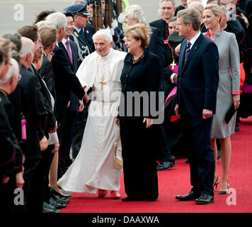 Papst Benedict XVI (l) kommt am Flughafen Tegel in Berlin, Deutschland, 22. September 2011. Der Papst wird von Bundespräsident Christian Wulff (zweiter von rechts), seine Frau begrüßt Bettina Wulff (r) und Bundeskanzlerin Angela Merkel (zweiter von links). Der Leiter der römisch-katholischen Kirche besucht Deutschland vom 22-25 September 2011. Foto: Kay Nietfeld Dpa/Lbn +++(c) Dpa - Bildfunk +++ Stockfoto