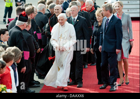 Papst Benedict XVI kommt am Flughafen Tegel in Berlin, Deutschland, 22. September 2011. Der Papst wird von Bundeskanzlerin Angela Merkel (Dritter von rechts), der deutsche Bundespräsident Christian Wulff (zweiter von rechts) und seine Frau Bettina Wulff (r) begrüßt. Der Leiter der römisch-katholischen Kirche besucht Deutschland vom 22-25 September 2011. Foto: Dpa/Lbn RobertSchlesinger Stockfoto