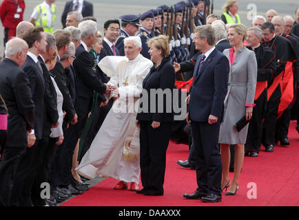 Papst Benedict XVI (l) kommt am Flughafen Tegel in Berlin, Deutschland, 22. September 2011. Der Papst wird von Bundespräsident Christian Wulff (zweiter von rechts), seine Frau begrüßt Bettina Wulff (r) und Bundeskanzlerin Angela Merkel (zweiter von links). Der Leiter der römisch-katholischen Kirche besucht Deutschland vom 22-25 September 2011. Foto: Kay Nietfeld Dpa/lbn Stockfoto