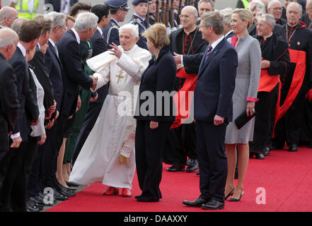 Papst Benedict XVI (l) kommt am Flughafen Tegel in Berlin, Deutschland, 22. September 2011. Der Papst wird von Bundespräsident Christian Wulff (zweiter von rechts), seine Frau begrüßt Bettina Wulff (r) und Bundeskanzlerin Angela Merkel (zweiter von links). Der Leiter der römisch-katholischen Kirche besucht Deutschland vom 22-25 September 2011. Foto: Kay Nietfeld Dpa/lbn Stockfoto