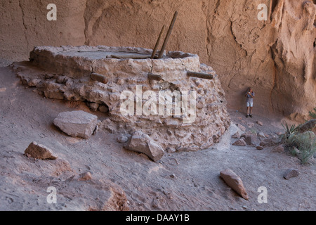 Alkoven-Haus, eine prähistorische Felsen-Wohnung in Frijoles Canyon im Bandelier National Monument, New Mexico. Stockfoto