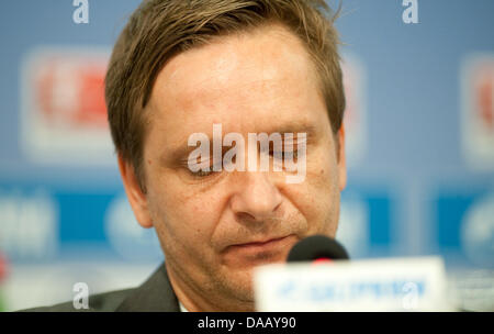 Sportdirektor des Fußball-Bundesligisten FC Schalke 04, Horst Heldt, besucht eine Pressekonferenz des Vereins in Gelsenkirchen, Deutschland, 22. September 2011. Schalke Trainer Kopf, 53-jährige Ralf Rangnick zurückgetreten als Trainer von Schalke aus gesundheitlichen Gründen, der Fußballclub erklärte in einer Pressekonferenz Anfang dieses Donnerstag, 22. September 2011. Foto: Bernd Thissen Stockfoto