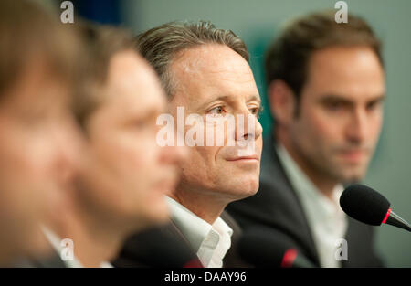 Phycisian des Fußball-Bundesligisten FC Schalke 04 Thorsten Rarreck-Team (2. R), des Clubs Sprecher Thomas Spiegel (L, R), Schalke Manager Horst Heldt und Berater von Schalke Trainer Ralf Rangnick, Oliver Mintzlaff, an einer Pressekonferenz in Gelsenkirchen, Deutschland, 22. September 2011 teilnehmen. Schalke Trainer Kopf, 53-jährige Ralf Rangnick zurückgetreten als Trainer der S Stockfoto