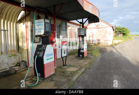 Metfield Garage in Suffolk England, einem stillgelegten ländlichen Tankstelle und Garage am Rande des zweiten Weltkriegs Flugplatz. Stockfoto