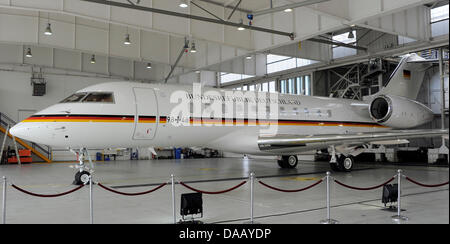 Ein Bombardier Global 5000 ist an das Bundesministerium der Verteidigung in einem Hangar in Schönefeld, Deutschland, 22. September 2011 übergeben. Das Mittelstrecken-Flugzeug ist das erste von vier Flugzeugen, die für das Erneuerungsprogramm des Flugzeugs des Bundesministeriums der Verteidigung geliefert wird. Foto: BERND SETTNIK Stockfoto