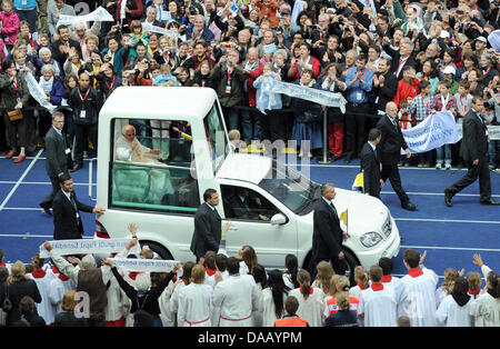 Papst Benedict XVI. in seinem Papamobil fährt durch das Olympiastadion in Berlin, Deutschland, 22. September 2011. Der Leiter der römisch-katholischen Kirche besucht Deutschland vom 22-25 September 2011. Foto: Britta Pedersen Dpa/lbn Stockfoto