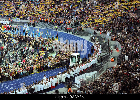 Papst Benedict XVI. in seinem Papamobil fährt durch das Olympiastadion in Berlin, Deutschland, 22. September 2011. Der Leiter der römisch-katholischen Kirche besucht Deutschland vom 22-25 September 2011. Foto: Britta Pedersen Dpa/lbn Stockfoto