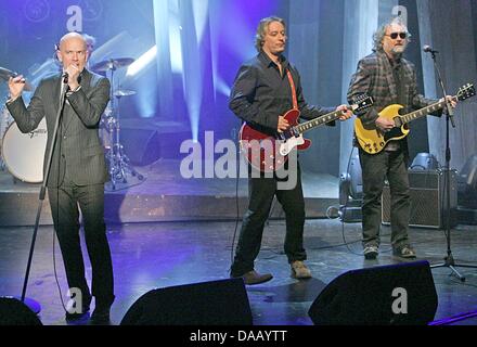 (DATEI) Eine Archivfoto vom 29. April 2008 zeigt, dass r.e.m.-Sänger Michael Stipe, Gitarrist Peter Buck und Tour-Gitarrist Scott McCaughey während eines Auftritts auf der ZDF show "Wetten, dass..?" ("möchte darauf wetten, dass...?" in Erfurt, Deutschland. Nach drei Jahrzehnten Rockgeschichte spaltet die amerikanische Band oben und ohne Anwälte, ohne Unstimmigkeiten nach th Stockfoto