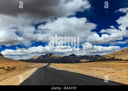 Reisen Sie nach vorne Konzept Hintergrund - Ebenen im Himalaya mit Bergen und dramatische Wolken unterwegs. Straße der Manali-Leh, Ladakh Stockfoto