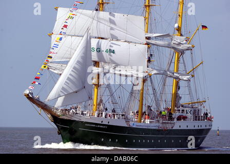 Die neu erstellte Segler Alexander von Humboldt II Segeln auf der Weser in Bremerhaven, Deutschland, 23. September 2011. Es ist die erste Segler in Deutschland seit 1957 wieder aufgebaut werden und wird am 24. September 2011 benannt werden. Foto: FEDERICO GAMBARINI Stockfoto