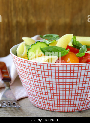 Pasta-Salat mit Gurken, Tomaten und Basilikum Stockfoto