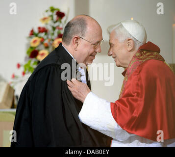 Pope Benedict XVI (R) trifft den Präsidenten der evangelischen Kirche in Deutschland, Präses Nikolaus Schneider in Erfurt, Deutschland 23. September 2011. Der Leiter der römisch-katholischen Kirche besucht Deutschland vom 22-25 September 2011. Foto: Norbert Neetz Dpa +++(c) Dpa - Bildfunk +++ Stockfoto