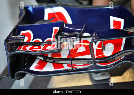 Ein Detail der Frontflügel der Rennwagen von Red Bull ist während dem ersten Training auf der Rennstrecke Marina Bay Stadtkurs in Singapur, 23. September 2011 gesehen. Die Formel 1 Grand Prix von Singapur statt findet am 25. September 2011. Foto: Jan Woitas Dpa +++(c) Dpa - Bildfunk +++ Stockfoto