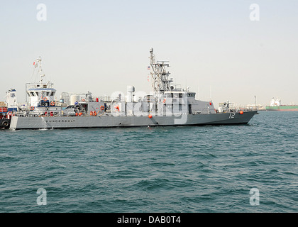 Die Küstenpatrouille Schiff USS Thunderbolt (PC 12) Transite von Khalifa Bin Salman Hafen Mina Salman Pier. Die Ankunft der Thund Stockfoto