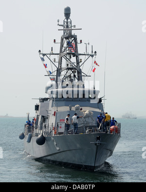 Die Küstenpatrouille Schiff USS Tempest (PC 2) Transite von Khalifa Bin Salman Hafen Mina Salman Pier. Die Ankunft der Tempest, U Stockfoto