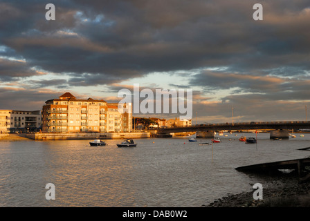 Am späten Nachmittag Sonne zeigt eine Entwicklung von Ufergegendhäuser neben dem Fluss Adur in West Sussex, Südengland. Stockfoto