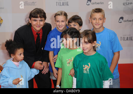 Prince Michael Jackson kommt auf dem roten Teppich für die Gala "Tribute to Bambi" an der Station-Berlin mit Kindern in Berlin, Deutschland, 23. September 2011. Das geht aus der Veranstaltung geht an die Stiftung "Tribute to Bambi", die unterstützt bedürftige Kinder in Deutschland. Foto: Jörg CARSTENSEN Stockfoto