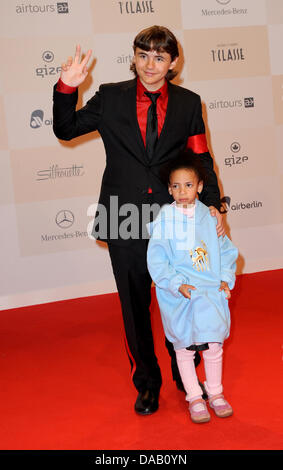 Prince Michael Jackson kommt mit einem Mädchen auf dem roten Teppich für die Gala "Tribute to Bambi" an der Station-Berlin in Berlin, Deutschland, 23. September 2011. Das geht aus der Veranstaltung geht an die Stiftung "Tribute to Bambi", die unterstützt bedürftige Kinder in Deutschland. Foto: Britta Pedersen Dpa/lbn Stockfoto