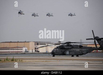 Nightdippers der Hubschrauber Anti-Submarine Squadron (HS) 5 nach Hause ihre Freunde und Familie während einer Heimkehr Feier begrüßen. Dwight D. Eisenhower Carrier Strike Group kehrt zurück, um in Norfolk, Virginia, Heimathafen nach Betätigung in den US 5 t Stockfoto
