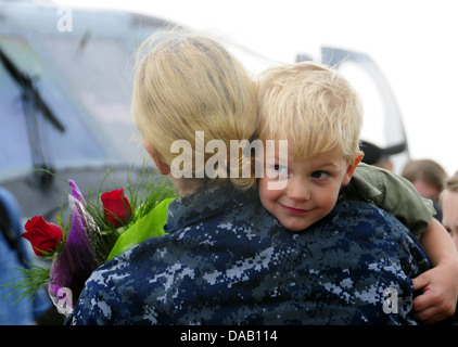 Zugewiesen, die Nightdippers der Hubschrauber Anti-Submarine Squadron (HS) 5 Segler nach Hause ihre Freunde und Familie begrüßen Stockfoto