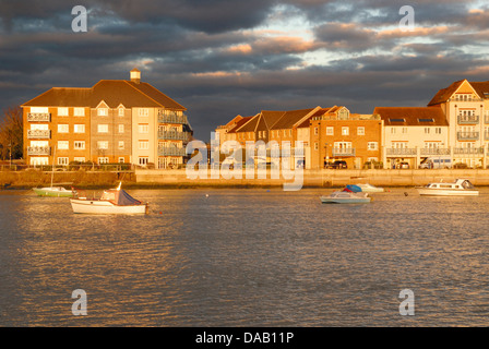 Am späten Nachmittag Sonne zeigt eine Entwicklung von Ufergegendhäuser neben dem Fluss Adur in West Sussex, Südengland. Stockfoto