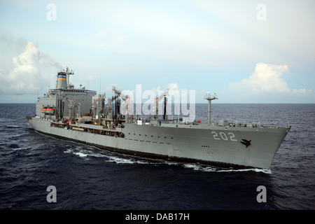 Die Henry J. Kaiser-class im Gange Nachschub Öler USNS Yukon läuft in den USA 7. Flotte Aufgabengebiet Unterstützung von Sicherheit und Stabilität in der Indo-Asien-Pazifik-Region. Stockfoto