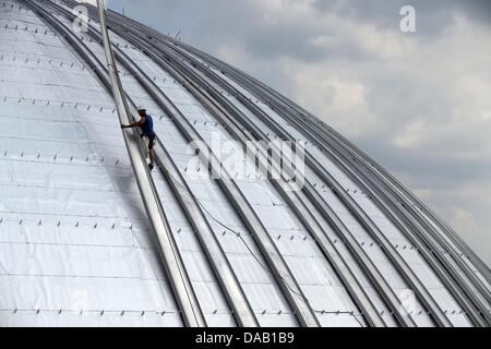 Dachdecker arbeitet an der neuen Runde Lager von Ammoniak und Harnstoff Hersteller SKW Piesteritz in Wittenberg, Deutschland, 9. Juli 2013. Das Lager hat einen Durchmesser von 68 Metern und fasst 24.000 Tonnen feste Düngemittel. Foto: JAN WOITAS Stockfoto