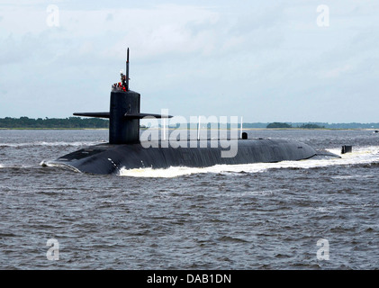 Ballistische Raketen Ohio-Klasse-u-Boot USS Tennessee (SSBN-734) fährt Naval Submarine Base Kings Bay. Stockfoto