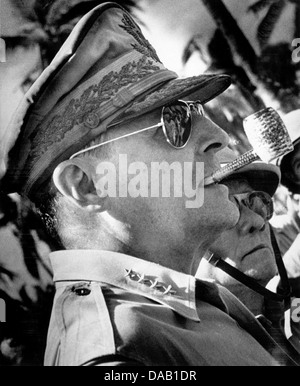 DOUGLAS MacARTHUR (1880-1964), US-amerikanischer General über 1945 Stockfoto