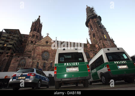 Polizeiwagen befinden sich vor dem Münster von Freiburg, Deutschland, 24. September 2011. Der Kopf von römisch-katholische Kirche Papst Benedict XVI. besucht Deutschland vom 22-25 September 2011. Karl-Josef Hildenbrand Dpa/lsw Stockfoto