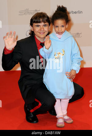 Prince Michael Jackson kommt mit einem Mädchen auf dem roten Teppich für die Gala "Tribute to Bambi" an der Station-Berlin in Berlin, Deutschland, 23. September 2011. Das geht aus der Veranstaltung geht an die Stiftung "Tribute to Bambi", die unterstützt bedürftige Kinder in Deutschland. Foto: Britta Pedersen Dpa/lbn Stockfoto