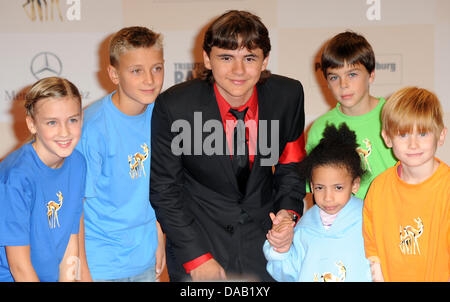 Prince Michael Jackson kommt mit Kindern auf dem roten Teppich für die Gala "Tribute to Bambi" an der Station-Berlin in Berlin, Deutschland, 23. September 2011. Das geht aus der Veranstaltung geht an die Stiftung "Tribute to Bambi", die unterstützt bedürftige Kinder in Deutschland. Foto: Britta Pedersen Dpa/lbn Stockfoto