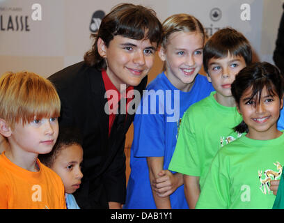 Prince Michael Jackson kommt mit Kindern auf dem roten Teppich für die Gala "Tribute to Bambi" an der Station-Berlin in Berlin, Deutschland, 23. September 2011. Das geht aus der Veranstaltung geht an die Stiftung "Tribute to Bambi", die unterstützt bedürftige Kinder in Deutschland. Foto: Britta Pedersen Dpa/lbn Stockfoto