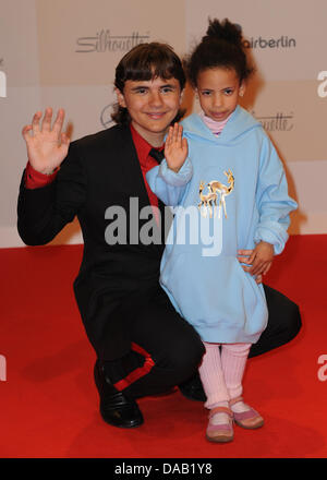 Prince Michael Jackson kommt mit einem Mädchen auf dem roten Teppich für die Gala "Tribute to Bambi" an der Station-Berlin in Berlin, Deutschland, 23. September 2011. Das geht aus der Veranstaltung geht an die Stiftung "Tribute to Bambi", die unterstützt bedürftige Kinder in Deutschland. Foto: Britta Pedersen Dpa/lbn Stockfoto